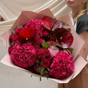 Яскравий фактурний букет «Багряна пристрасть»