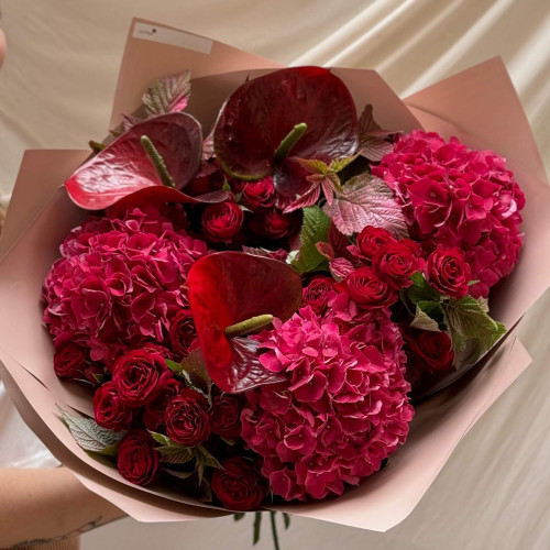 Яскравий фактурний букет «Багряна пристрасть»