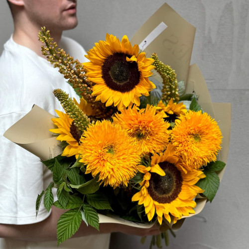 Яскравий букет із соняшників та еремуруса «Сонячні ведмедики»