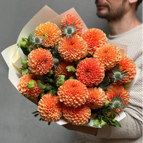 Яркий букет с георгинами «Сладкие апельсины»