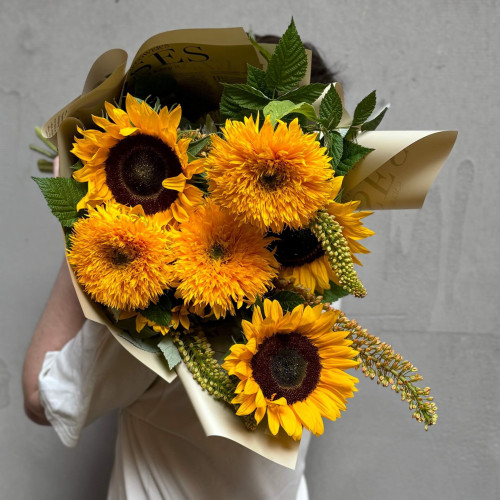 Яскравий букет із соняшників та еремуруса «Сонячні ведмедики»