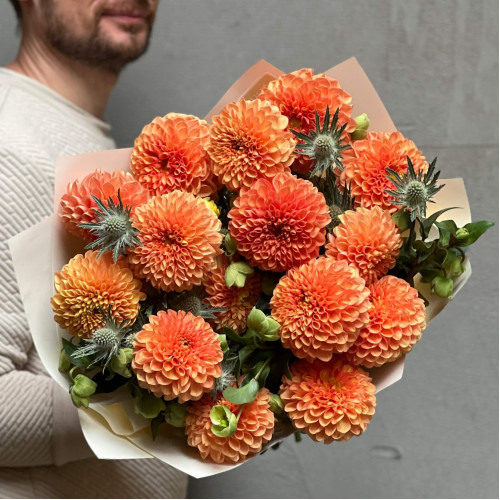 Яркий букет с георгинами «Сладкие апельсины»