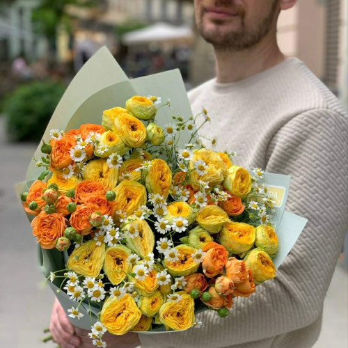 Жизнерадостный букет из кустовых роз и танацетума «Бодрость»