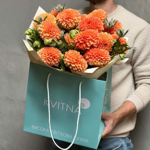 Яркий букет с георгинами «Сладкие апельсины»