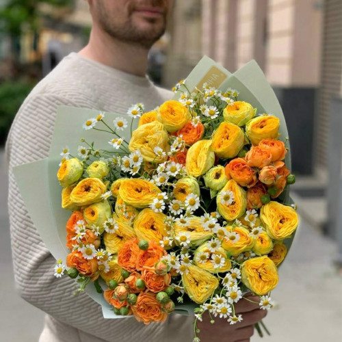 Жизнерадостный букет из кустовых роз и танацетума «Бодрость»