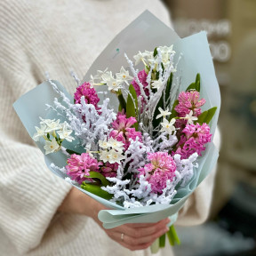 Fragrant pink and white bouquet with daffodils and hyacinths «Spring snow»