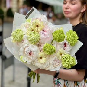 Вишукані півонії у букеті «Травневий світанок»