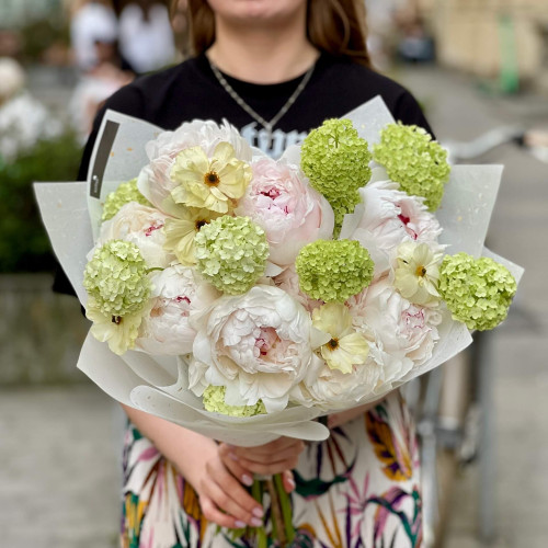 Вишукані півонії у букеті «Травневий світанок»