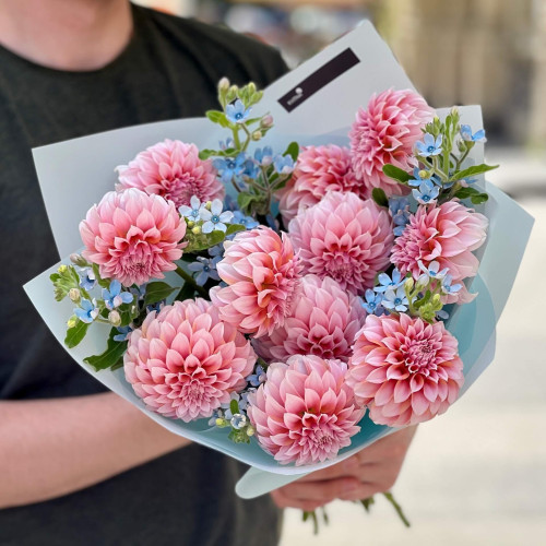 Букет з жоржинами та оксіпеталумом «Заморожені персики»