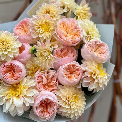 Нежный букет с георгинами и пионовидными розами «Ванильная осень»