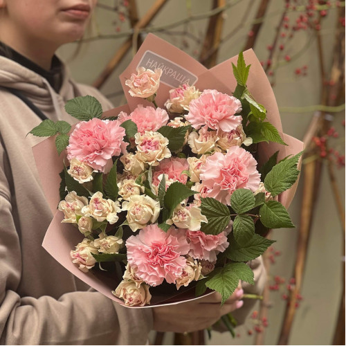 Ніжний букет із кущової троянди «Суничне тістечко»