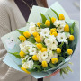 Світлий ароматний букет із тюльпанів і фрезій «Сонячні діаманти»