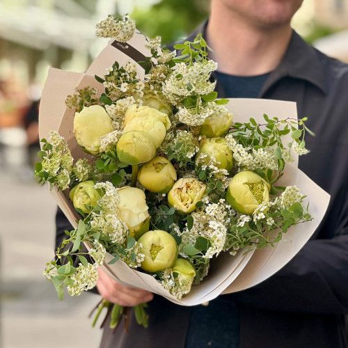 Light bouquet with peonies «Lemon freshness»