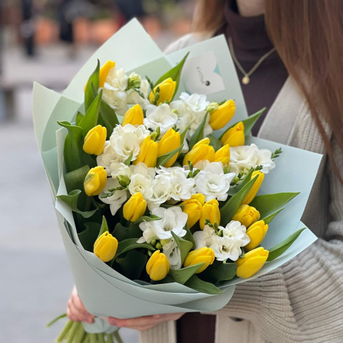 Світлий ароматний букет із тюльпанів і фрезій «Сонячні діаманти»