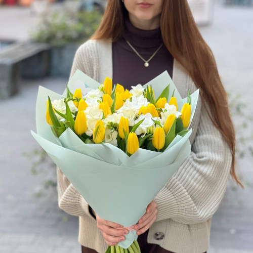 Світлий ароматний букет із тюльпанів і фрезій «Сонячні діаманти»