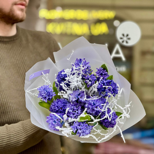 Ароматний букет із синіх гіацинтів і засніжених гілок «Сніжне небо»