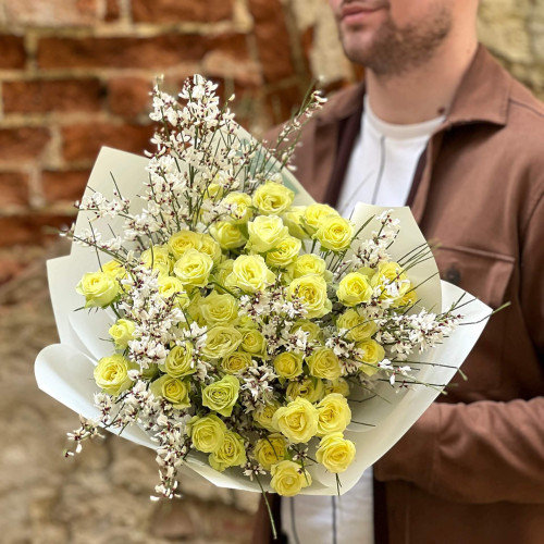 Сонячний букет із кущової троянди та геністи «Лимонні солодощі»