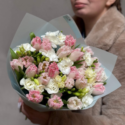 Весняний букет з тюльпанами та фрезією «Запашні квіточки»