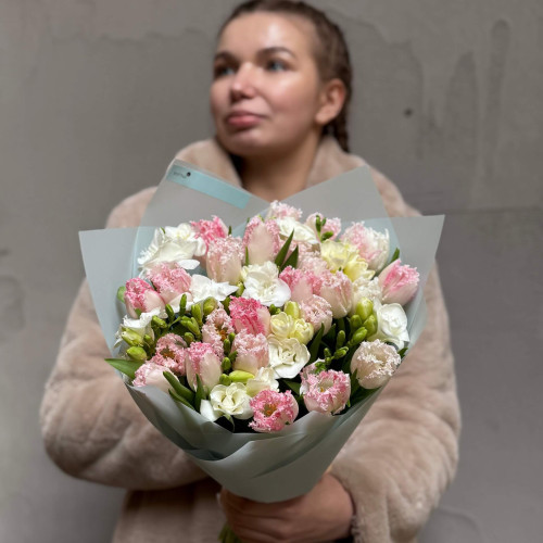 Весняний букет з тюльпанами та фрезією «Запашні квіточки»