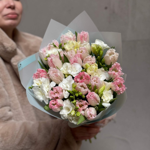 Весняний букет з тюльпанами та фрезією «Запашні квіточки»