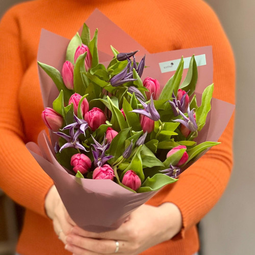 Букет из тюльпанов и клематиса «Весенняя звёздочка»