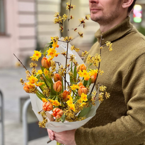 Bouquet of tulips and daffodils «Bright Sunshine»