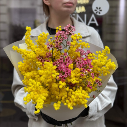Яскравий букет з мімози та хамелаціуму «Ароматний акцент»