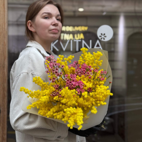 Яскравий букет з мімози та хамелаціуму «Ароматний акцент»