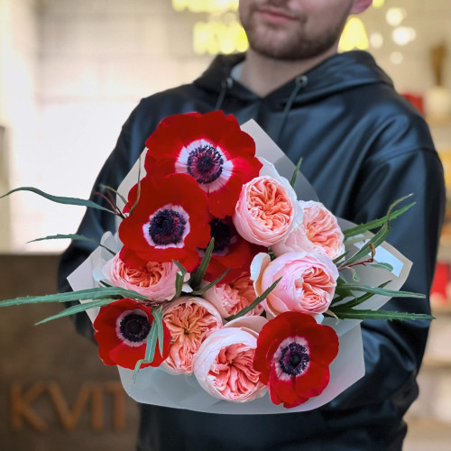 Букет из премиальных пионовидных персиковых роз и красных анемонов «Яркая заря»