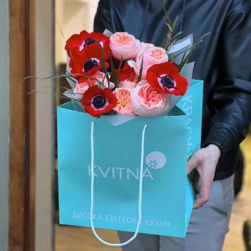 Букет из премиальных пионовидных персиковых роз и красных анемонов «Яркая заря»