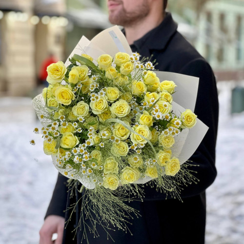 Польовий букет із кущової троянди та танацетуму «Повітряний танець»