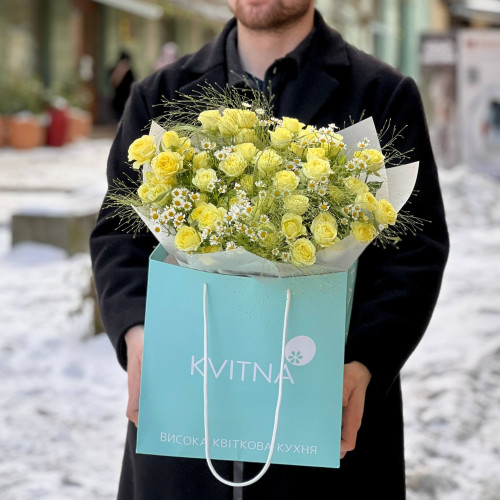 Польовий букет із кущової троянди та танацетуму «Повітряний танець»