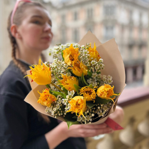 Стильний букет із французьких тюльпанів та квітучого хамелаціуму «Початок весни»