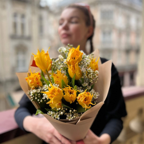 Стильний букет із французьких тюльпанів та квітучого хамелаціуму «Початок весни»