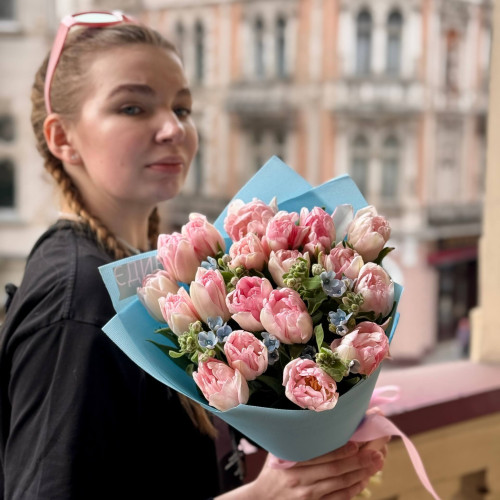 Букет из пионовидных тюльпанов и оксипеталума «Клубничный леденец»