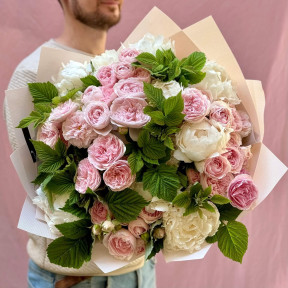 Розкішний букет з півоніями та трояндами «Мрійливі півонії»