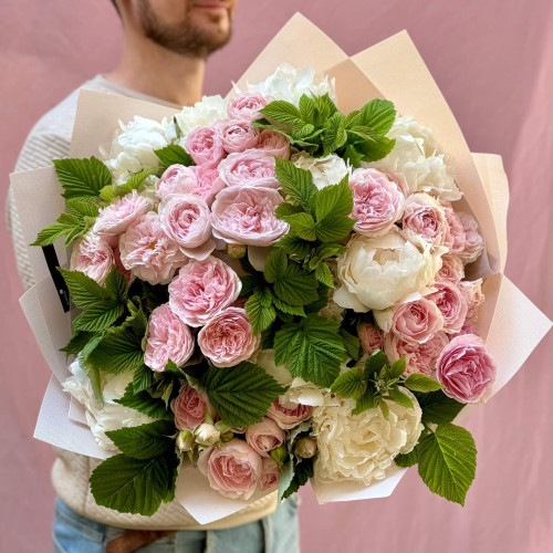 Роскошный букет с пионами и розами «Мечтательные пионы»
