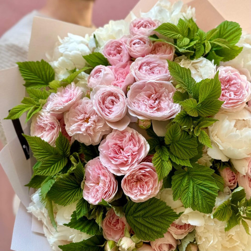 Роскошный букет с пионами и розами «Мечтательные пионы»