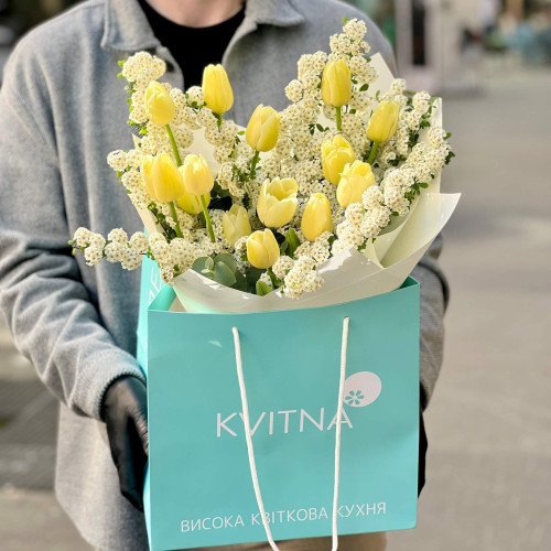 Світлий букет з тюльпанами «Лимонні хмаринки»