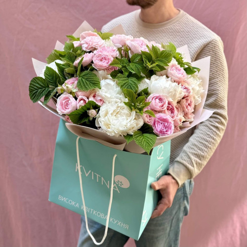 Роскошный букет с пионами и розами «Мечтательные пионы»