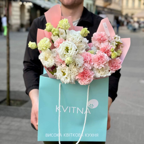 Нежный бело-розовый букет «Пушистый зайчик»