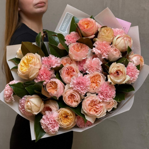 Розкішний букет з піоновидними трояндами «Мангове кохання»