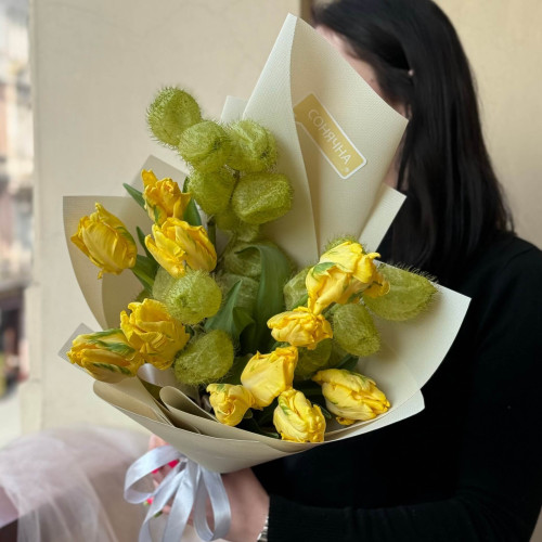 Сонячний букет з тюльпанів та асклепії «Весняний струмочок»