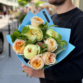 Світлий букет з півоніями «Сонячне небо»