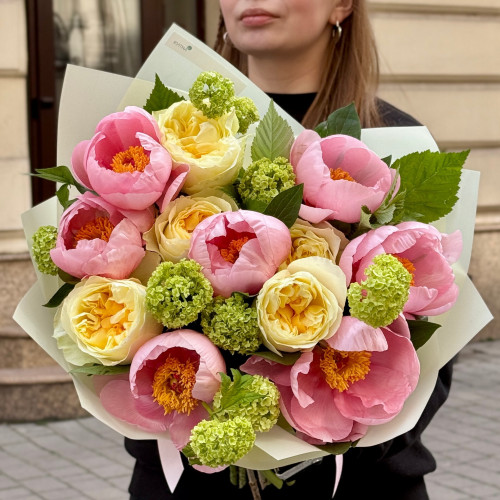 Чарівний букет з півоніями та піоновидною трояндою «Лимонний десерт»