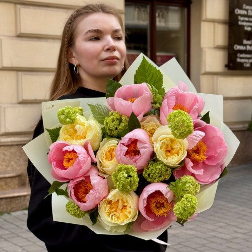 Чарівний букет з півоніями та піоновидною трояндою «Лимонний десерт»