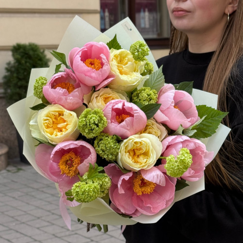 Чарівний букет з півоніями та піоновидною трояндою «Лимонний десерт»