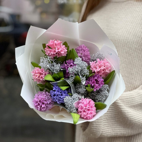 Fragrant bouquet of hyacinths and skimmia «Anticipation of Spring»