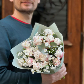 Букет з тюльпанів та алліумів «Полуничне мереживо»