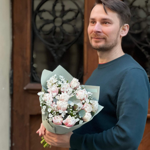 Букет з тюльпанів та алліумів «Полуничне мереживо»